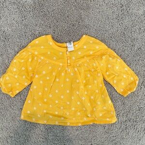 Old Navy Yellow Daisy Top 
Size 4T
NWT